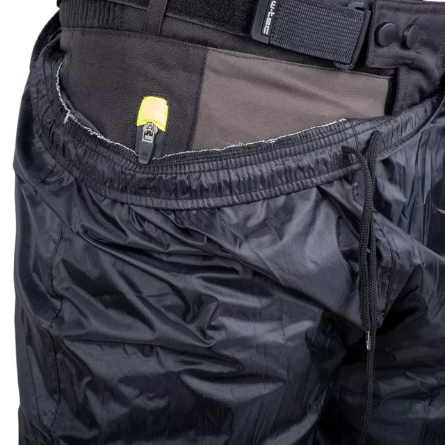 Motoros esőnadrág W-TEC Nowet, belső vízálló kivitel, megerősített anyag az ülés területén, rugalmas a derékrészen, húzózsinór derékrészen - fekete