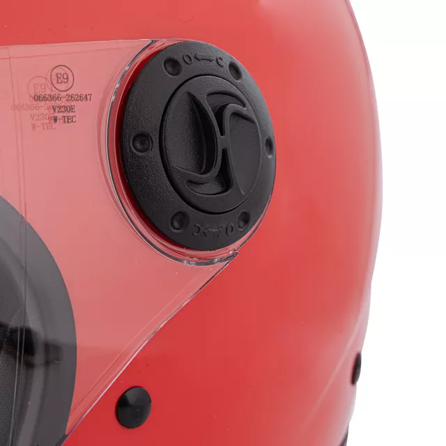 Nyitott sisak W-TEC Baraldo Caoba, puha arcpárnák, gyorskioldó csat, szellőzőpanelek a tetején, kis hátsó spoiler