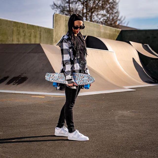 Műanyag gördeszka WORKER Paterny C6 22", csúszásgátló háló a deszka tetején,  82A keménységű PU kerekek, PP műanyag