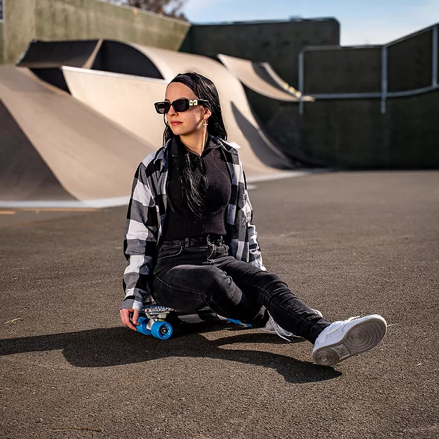 Műanyag gördeszka WORKER Paterny C6 22", csúszásgátló háló a deszka tetején,  82A keménységű PU kerekek, PP műanyag