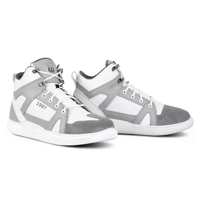 Motoros cipő W-TEC Arimes, fűzős rögzítés, fém fűzőlyukak, kivehető ergonomikus talpbetét, megerősítés a váltó területén, csúszásmentes talprész - fehér-szürke