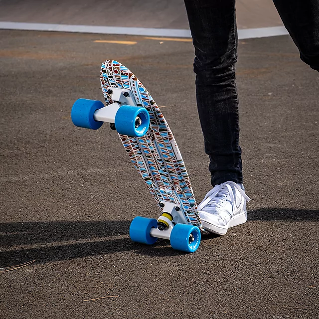 Műanyag gördeszka WORKER Paterny C6 22", csúszásgátló háló a deszka tetején,  82A keménységű PU kerekek, PP műanyag