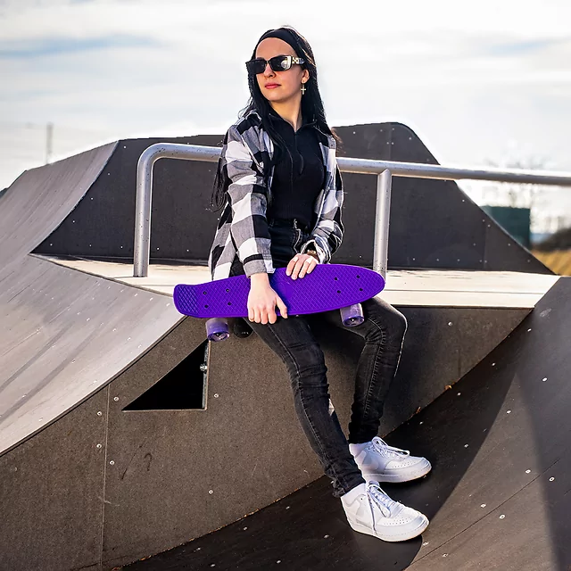 Műanyag gördeszka WORKER Aspy C2 22" világító kerekekkel, LED-ekkel ellátott kerekek, PP műanyag lemez, csúszásgátló rács