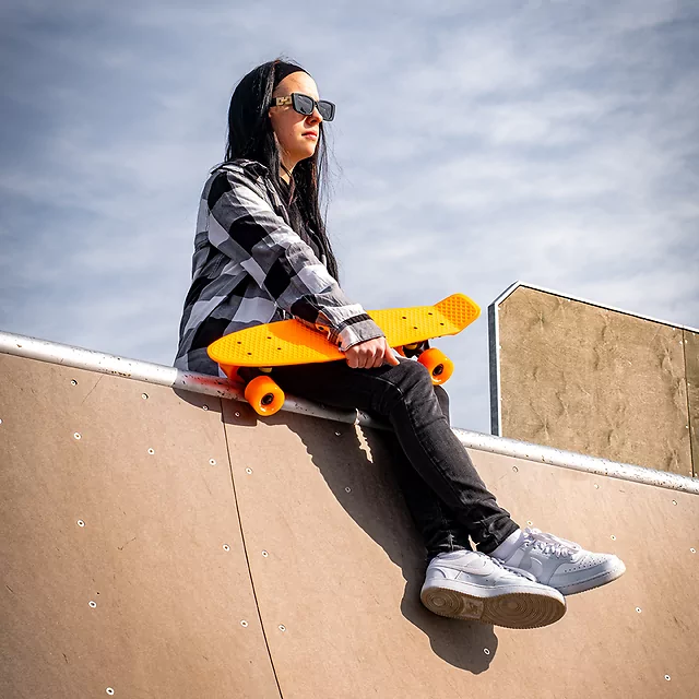 Műanyag gördeszka WORKER Aspy C5 22", csúszásgátló háló a deszka tetején, 82A keménységű PU kerekek, PP műanyag