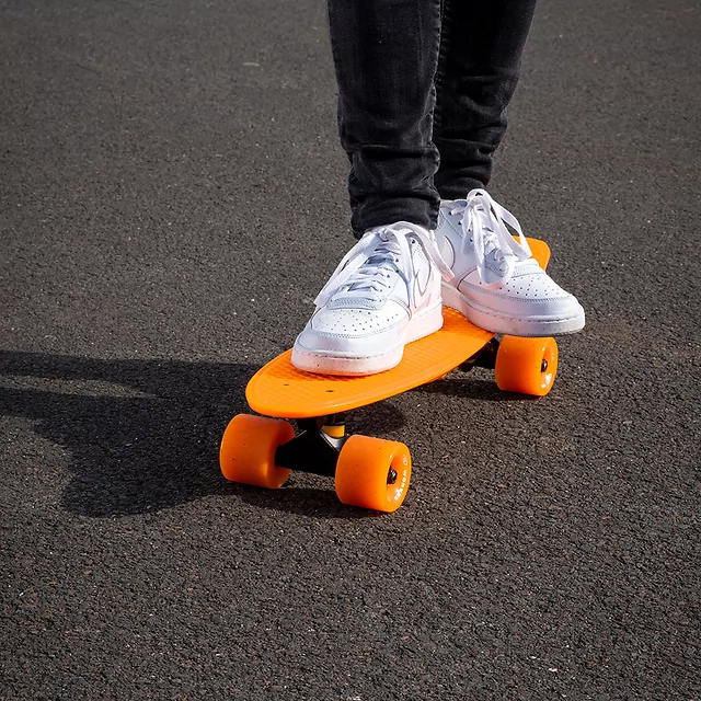 Műanyag gördeszka WORKER Aspy C5 22", csúszásgátló háló a deszka tetején, 82A keménységű PU kerekek, PP műanyag