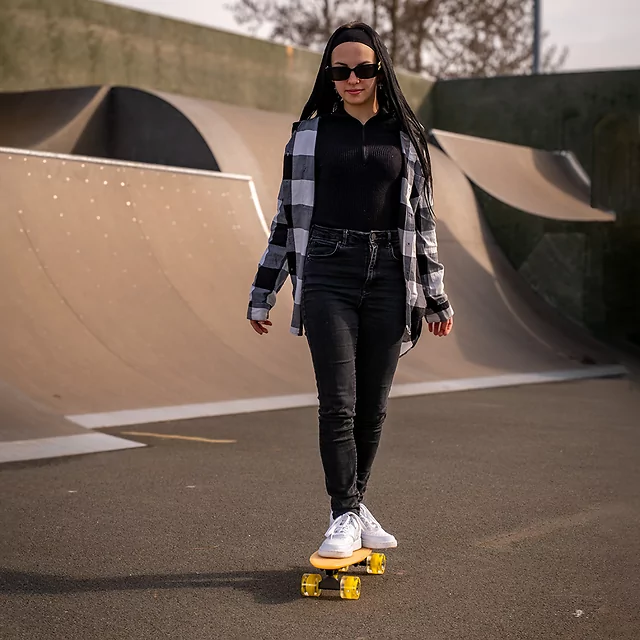 Megvilágított penny board WORKER Solosy C1 22", LED-ekkel ellátott kerekek, csúszásgátló rács a tábla tetején, sötétben világító anyag