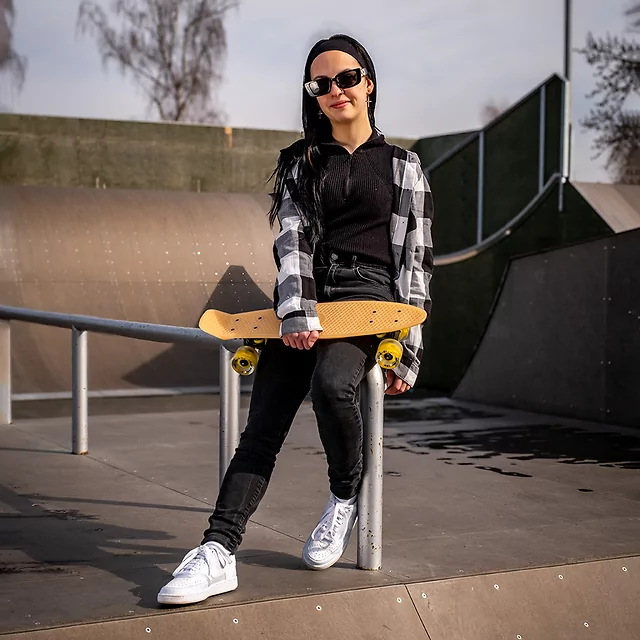 Megvilágított penny board WORKER Solosy C1 22", LED-ekkel ellátott kerekek, csúszásgátló rács a tábla tetején, sötétben világító anyag