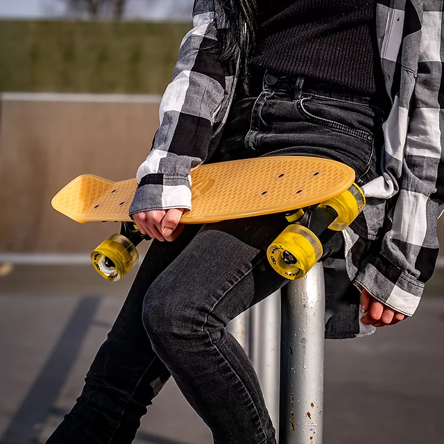 Megvilágított penny board WORKER Solosy C1 22", LED-ekkel ellátott kerekek, csúszásgátló rács a tábla tetején, sötétben világító anyag
