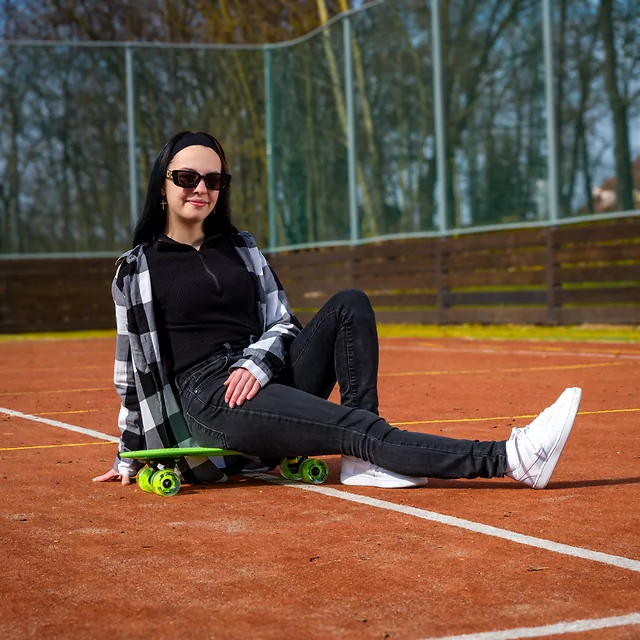 Műanyag gördeszka WORKER Aspy C4 22"  világító kerekekkel, LED-ekkel ellátott kerekek, PP műanyag lemez, csúszásgátló rács