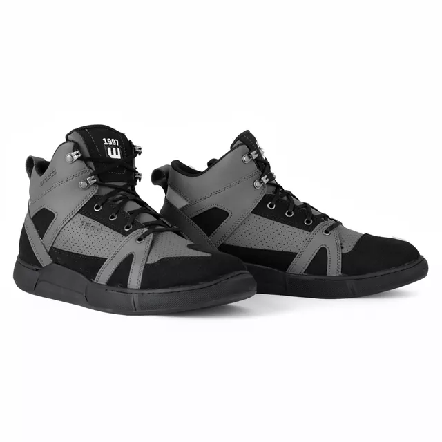 Motoros csizma W-TEC Milwook, megerősített területek, fűzős rögzítés, fém fűzőlyukak, ergonomikus talpbetét, fényvisszaverő elem, csúszásmentes talp - szürke-fekete
