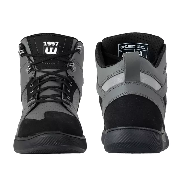 Motoros csizma W-TEC Milwook, megerősített területek, fűzős rögzítés, fém fűzőlyukak, ergonomikus talpbetét, fényvisszaverő elem, csúszásmentes talp