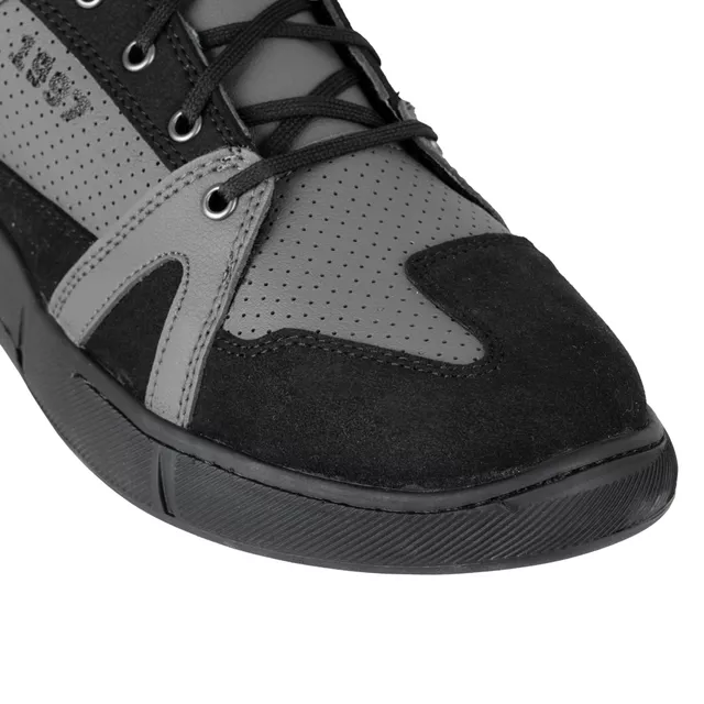 Motoros csizma W-TEC Milwook, megerősített területek, fűzős rögzítés, fém fűzőlyukak, ergonomikus talpbetét, fényvisszaverő elem, csúszásmentes talp