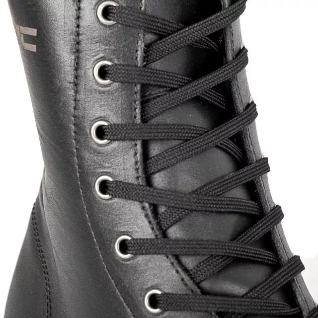 Motoros csizma W-TEC Benga, anilin bőr, légáteresztő AirMesh belső háló, vízálló membrán, megerősített varratok, fűzős kialakítás,  acél fűzőlyukak