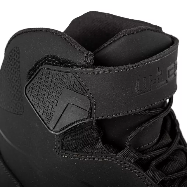 Motoros csizma W-TEC Kmaan, megerősített részek, vízálló membrán, rugalmas elemek, légáteresztő belső háló, csúszásgátló talp