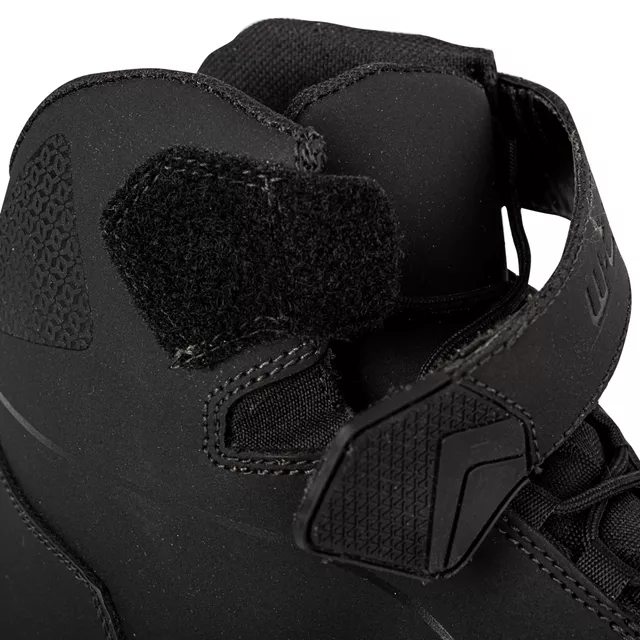 Motoros csizma W-TEC Kmaan, megerősített részek, vízálló membrán, rugalmas elemek, légáteresztő belső háló, csúszásgátló talp