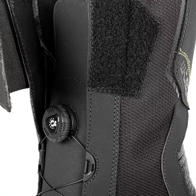 Motoros csizma W-TEC Boarto, dupla varratok, vízálló membrán, légáteresztő panelek, forgatható feszítő rendszer - fekete