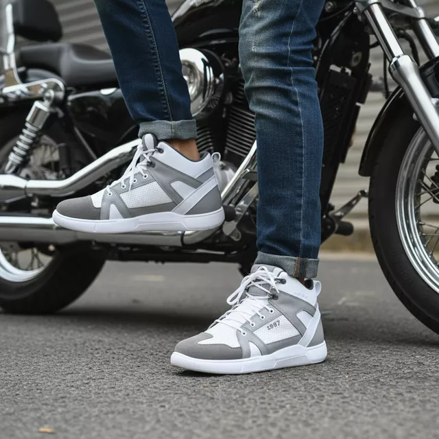 Motoros cipő W-TEC Arimes, fűzős rögzítés, fém fűzőlyukak, kivehető ergonomikus talpbetét, megerősítés a váltó területén, csúszásmentes talprész