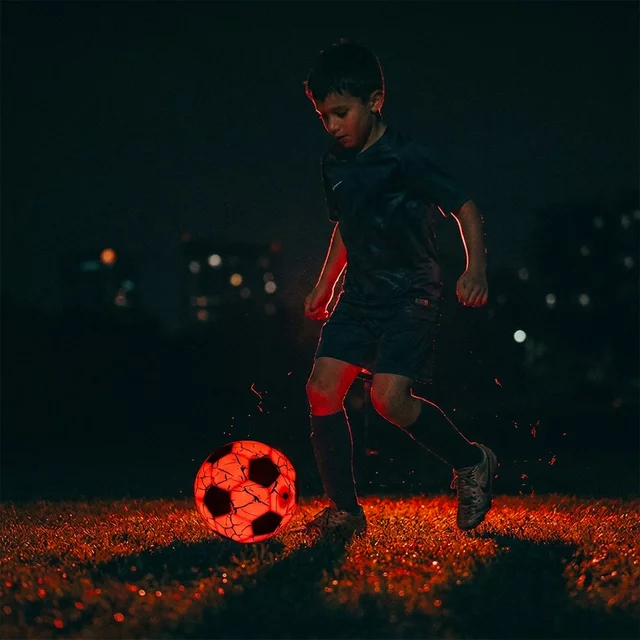 Világító focilabda inSPORTline Lumikick LED lámpával, 5-ös méret, kiváló aerodinamika, 32 darabból varrva, minden típusú felületre alkalmas