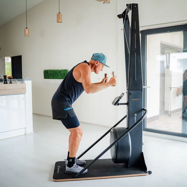 Sífutó-edzőgép inSPORTline Velocer SKI, 16 különböző ellenállási szint, okostelefon-tartó, LCD-kijelző, 150 kg-os teherbírás, 21 edzésprogram
