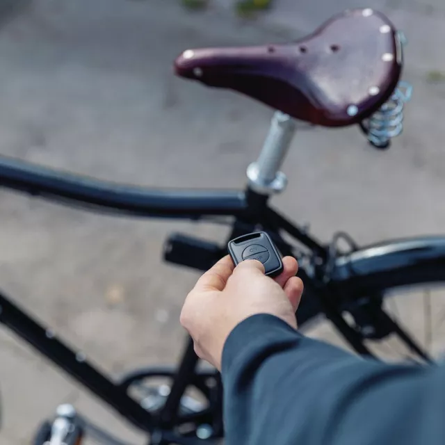 Riasztódoboz távirányítóval ABUS RC SingleSet, bicikli/robogó/roller keretekre és csövekre rögzíthető, 3D mozgásérzékelés, távirányító