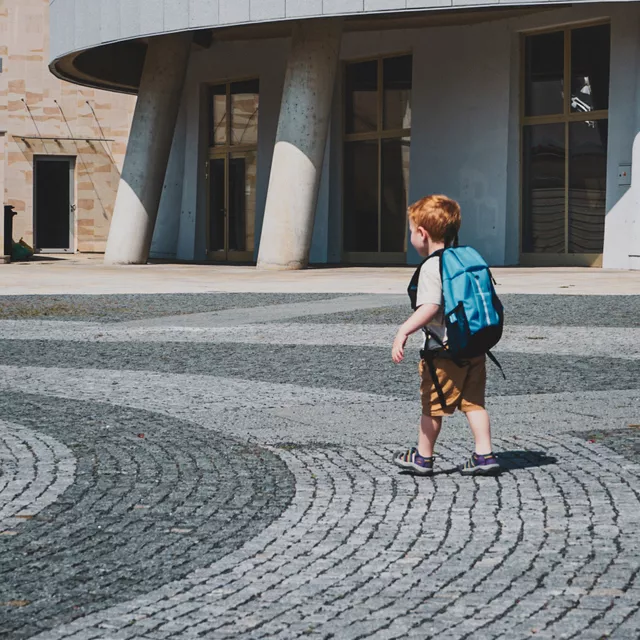 Gyerek hátizsák inSPORTline Expino, anatómiailag formázott vállpántok, állítható mellkaspánt és derékszíj, megerősített anyag, fényvisszaverő elemek - rózsaszín