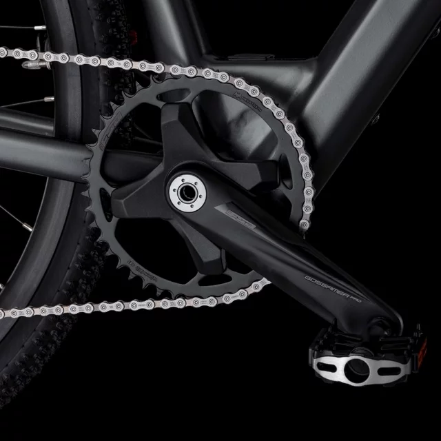 Gravel elektromos kerékpár 4EVER ENGRAVE FLAT 28", SHIMANO DEORE 1x11 váltórendszer, SCHWALBE G-ONE ALLROUND gumiabroncsok, SELLE ITALIA Q-BIK nyereg - bársony/metál bronz