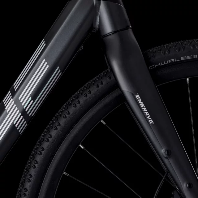 Gravel elektromos kerékpár 4EVER ENGRAVE FLAT 28", SHIMANO DEORE 1x11 váltórendszer, SCHWALBE G-ONE ALLROUND gumiabroncsok, SELLE ITALIA Q-BIK nyereg - bársony/metál bronz