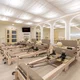 Pilates reformer inSPORTline Comfolder EVO, összecsukható szerkezet, 4 görgő a könnyű mozgatáshoz, karcolásálló váz, levehető háttámla, pilates doboz - bézs