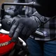 Motoros kesztyű W-TEC Struge, nagyon rugalmas anyag, habpárna réteg, kényelmes belső bélés, kettős varrás, rövid szabású, tépőzáras mandzsettazár - fekete