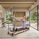 Pilates Reformer torony inSPORTline Driftaler, stabil szerkezet, 53 rögzítőszem, V-alakú fogantyú, négy hosszú és négy rövid prémium rugó