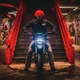 Motoros bukósisak Cassida Handy Plus Linear matt piros/fekete, polikarbonát héj, fényvisszaverő csíkok, mikrometrikus csat, ECE 22.06 tanúsítvány