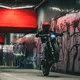 Motoros bukósisak Cassida Handy Plus Linear matt piros/fekete, polikarbonát héj, fényvisszaverő csíkok, mikrometrikus csat, ECE 22.06 tanúsítvány