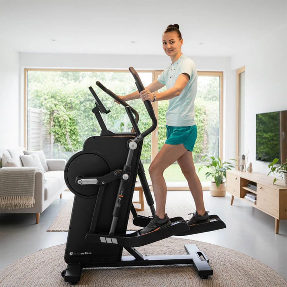 Helyes testtartás inSPORTline elliptikus tréneren: egyenes hát, kezek a mozgó karokon, teljes talp a pedálon
