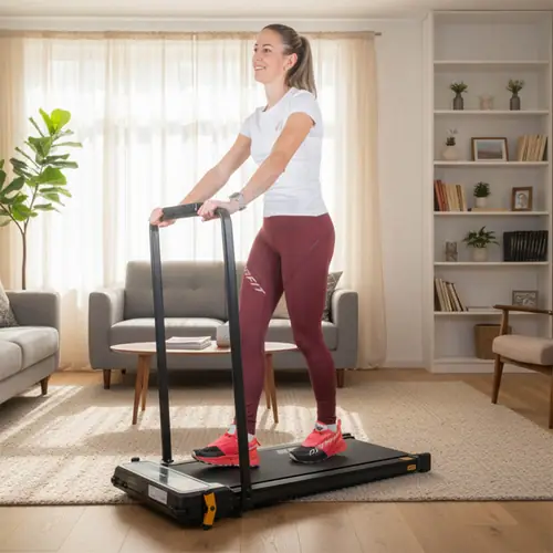 Gyaloglás az inSPORTline ZenRun NOON gyaloglópadon a nappaliban, a kapaszkodót fogva