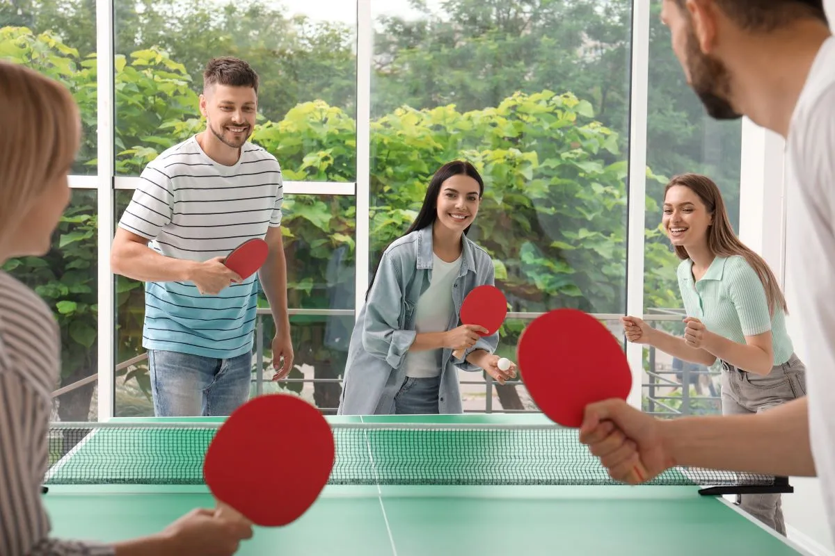 Elegendő szabad hely a pingpongasztal körüli játékhoz