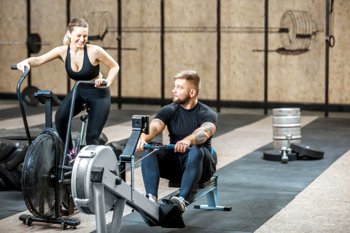 Evezőpad és airbike a kondíció javításához otthoni edzéssel
